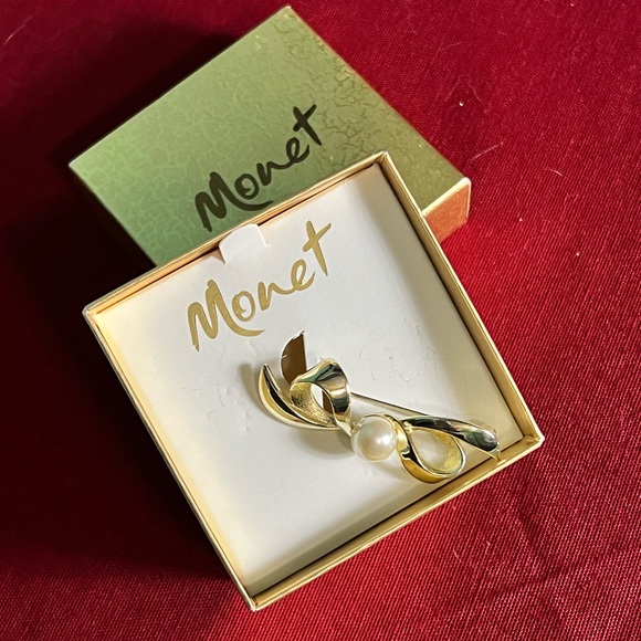 MONET💥VINTAGE~NIB💥Gold Plated Bow with Faux Pearl Brooch - Picture 4 of 5